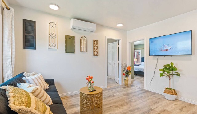 Detached house 2 Bedroom 1 Bathroom Prime & Private location King Bed! 1109