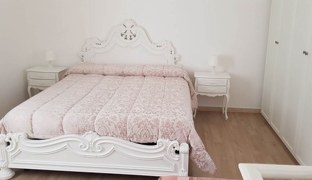 Detached white cottage 2 steps from the sea in private area of value