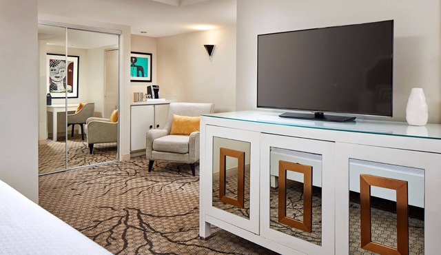 Discover Los Angeles from Our Cozy, Stylish Room - Perfect for Touring