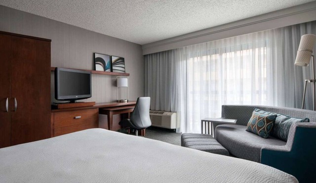 Discover Los Angeles Beauty! Free Airport Shuttle, Seasonal Pool, Pets Allowed!
