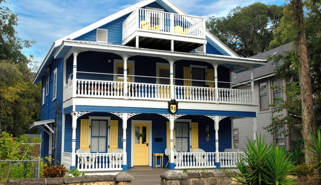 Downtown Historic Two Bedroom Victorian Apartment. Free On-site Parking