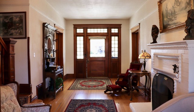 Downtown Victorian Home, Large Group Space, 5BR, 7 Parking Spots, Pet Friendly!