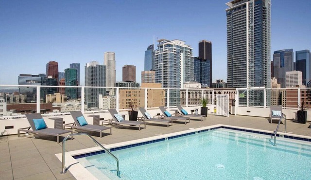 DTLA 2BR | Rooftop Jacuzzi & Sunset Views!