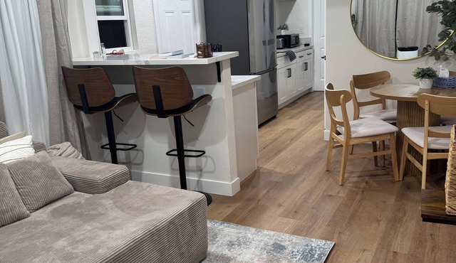 ELA Chic 2 bedroom Retreat - Metro Link - 5 Miles from DTLA - FIFA Ready