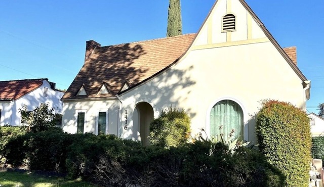 Elegant 3 BD/2 BA w/3 parking w/Self Chk, quiet