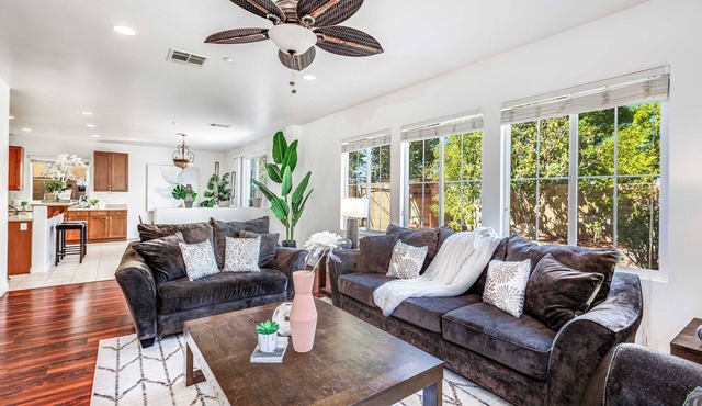 Elegant 5BR Retreat｜Breathtaking Fontana Views｜Home Office Included #41210