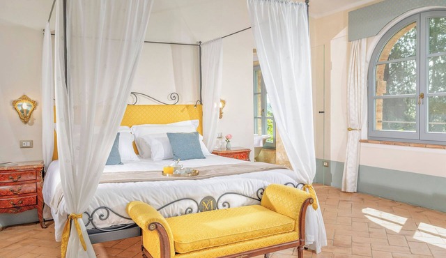 Elegant Apartment with Panoramic Views and Portico