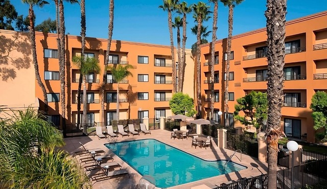 Excellent Choice! Spacious Unit, Outdoor Pool, Pets are Welcome!