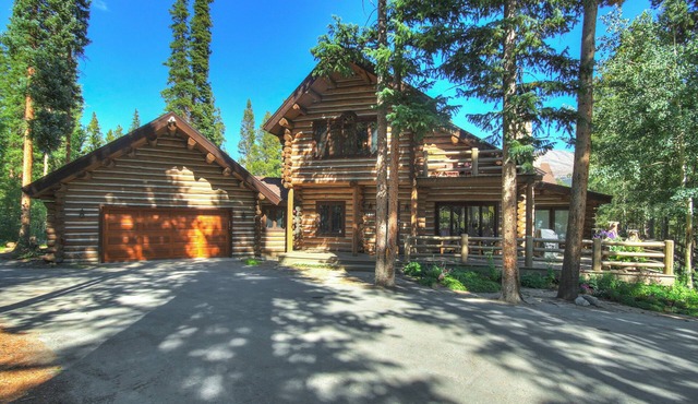 Experience luxury at Bear Lodge, a spacious 6-bedroom retreat in Breckenridge.