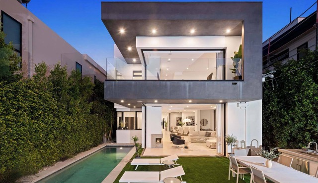 Exquisite Modern Luxury Villa, Rooftop Deck, Pool