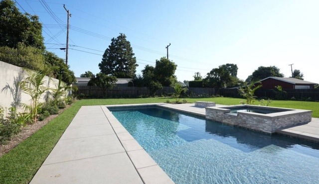 Exquisite Pool/Jacuzzi Home: 2 EnSuites, Huge Yard