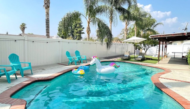 Family 3BR POOL Home/KING BED Suite/BILLIARD TABLE/Sleeps 9/near Yaamava'