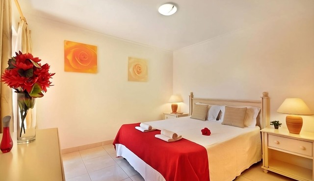 Family and Friends Getaway! Fully-equipped Kitchen, Outdoor Pools, Free Parking!
