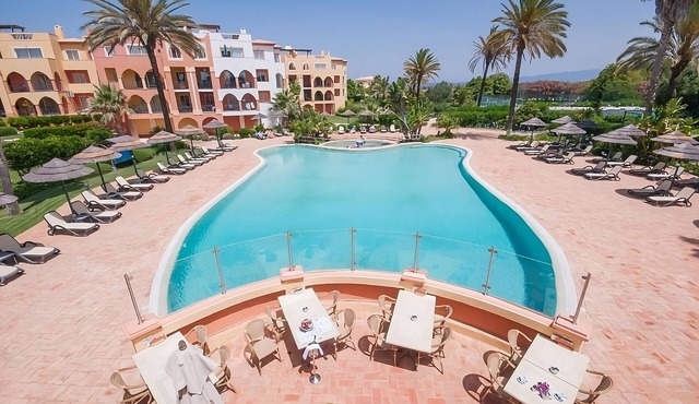 Family and Friends Getaway! Fully-equipped Kitchen, Outdoor Pools, Free Parking!