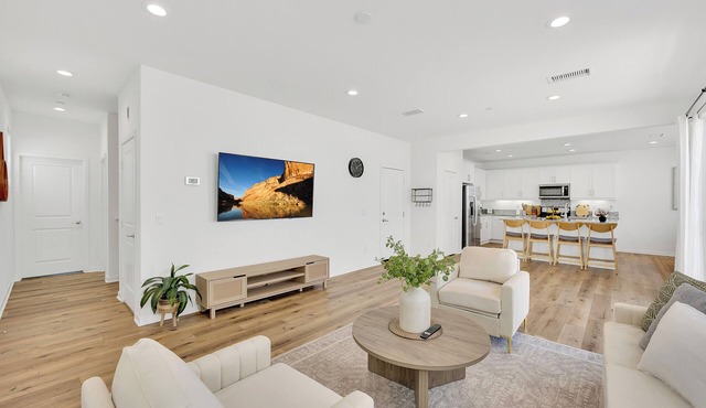 Family-Friendly Home Near Airports, Perfect 4 You!