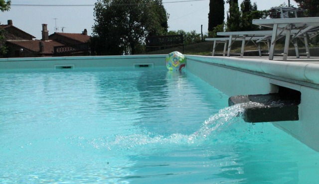 Farmhouse divided into two independent apartments, with private pool and Wi-Fi access. Panoramic and