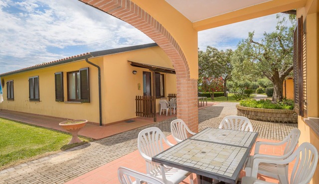 Farmhouse "Il Girasole - Corbezzolo" with Shared Pool, Shared Garden & Wi-Fi