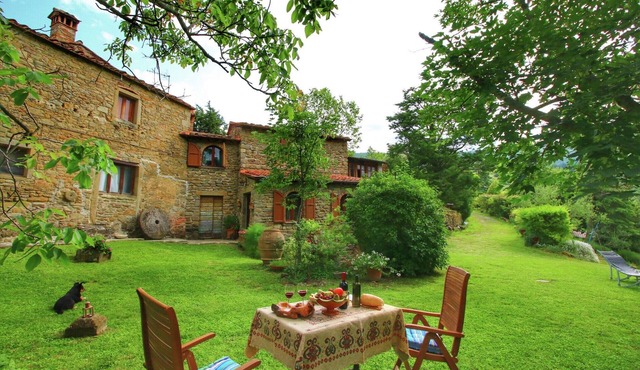 Farmhouse in Cortona with pool