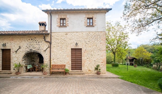 Farmhouse with pool, barbecue