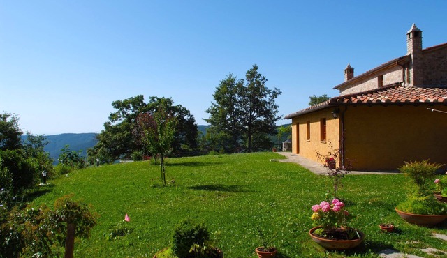 Farmhouse with private pool in a panoramic position on the border between Tuscany and Umbria. The fe