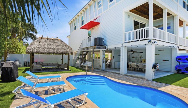 Fisherman's Retreat 3 Kings & Bunkbed 34' dock, pool, tiki, bikes, paddle boards