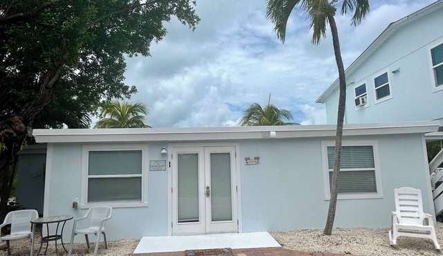 FLAMINGO COTTAGE summer fun. Pool, boating, fishing lobster season.