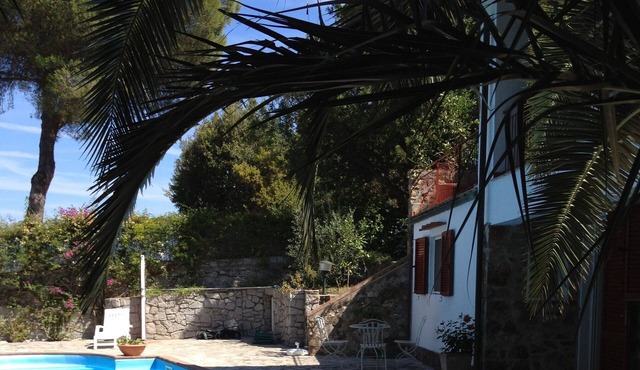 Flat in private Villa with seaview and swimmingpool