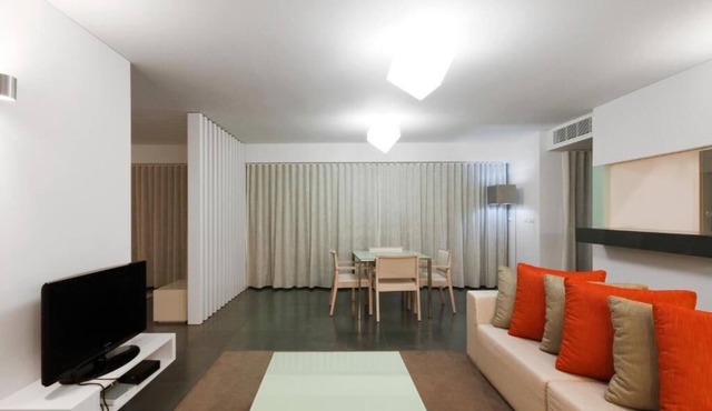 Four Modern 2BR Apts by Marina w/River Views & Free Parking, Near Golf Academy