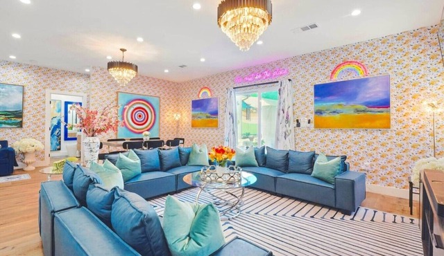 G. Luxe NoHo Family Home: 15m to Universal & Hollywood + Games + Parking