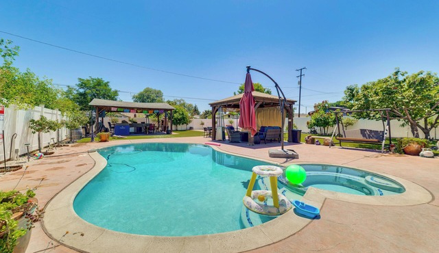 Game Room, Pool! Family Home 25 Mi to Disneyland