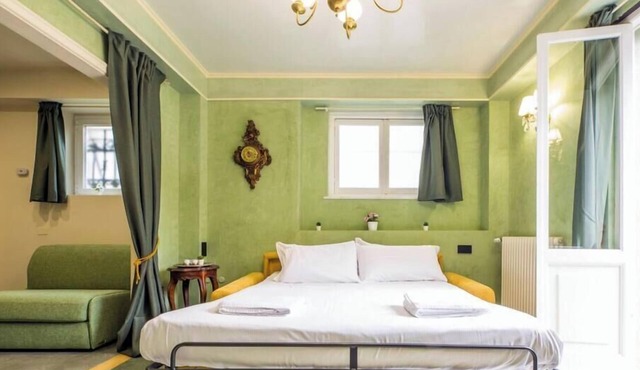 Giardino Fiorito is located on the ground floor of Villa Aranci, at Via Fabio Filzi 2B in Genoa, and offers an elegant and comfortable stay within an exclusive residential setting. Nestled in a charming historic villa, the apartment combines the characte