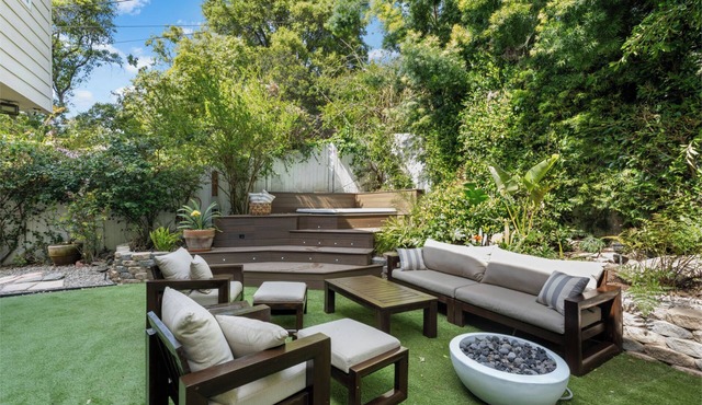 Glenwood Estate - A Luxurious, Vintage and Romantic House w/ Jacuzzi