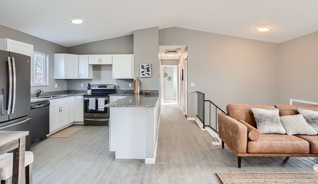 Gorgeous 4 bed/2 bath Home Near the Foothills