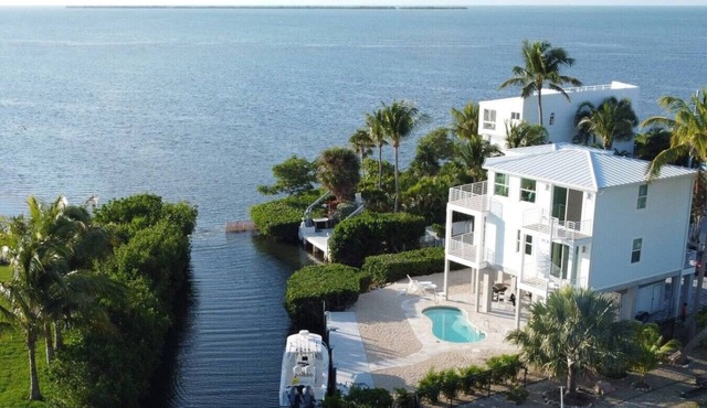 Gorgeous Newer Oceanfront Home! Private heated pool, dock and great views!