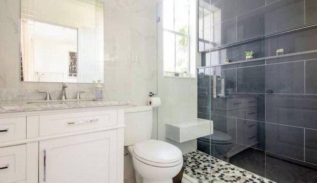 Gorgeous Private entrance room w/bathroom/parking