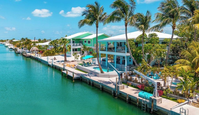 Grand Blue Resort/4 bed rooms/120' Dock/Htd Pool/Game Room/Mini Golf/BBQ