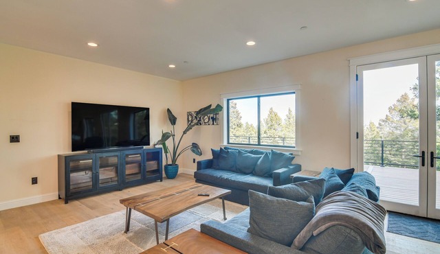 Great for Gatherings! Evergreen Getaway w/Hot Tub