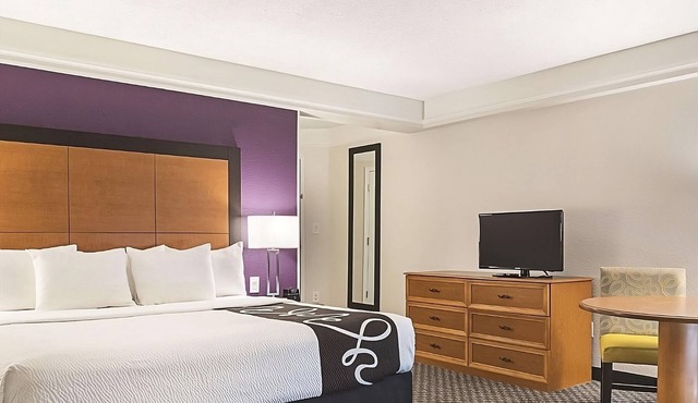 Great Relaxing Overnight Stay! Relaxing Unit to Enjoy. Free Parking & Pool