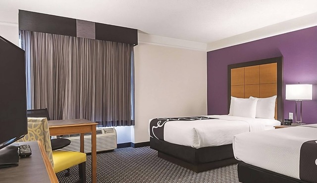 Great Relaxing Overnight Stay! 4 Relaxing Units! Free Parking!
