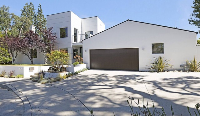 Guard Gated cul-de-sac Villa in Bel Air Park