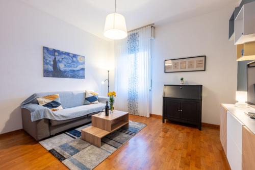 GuestHost - Blu&Yellow Apartment in Parma Station