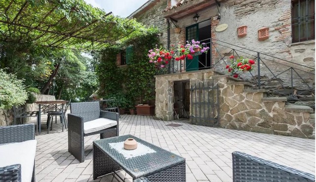 GuestHost - Casale Gli Angeli - Charming Villa with Garden and Parking!