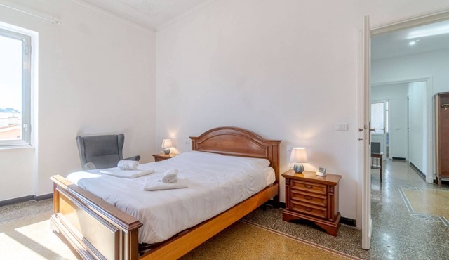 GuestHost - Comfortable and spacious 95m2 apartment capable of hosting up to 5 guests, it is located in a central area, just 5 minutes walk from the metro stop and the Genoa-Brignole railway station, perfect for those who want to visit the city in full c