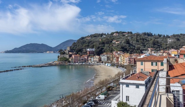GuestHost - Comfortable apartment of approximately 64 m2, able to accommodate up to 4 people, located on the fourth floor of a building without a lift. The accommodation is located in an area full of all services and boasts a wonderful view of the San Te