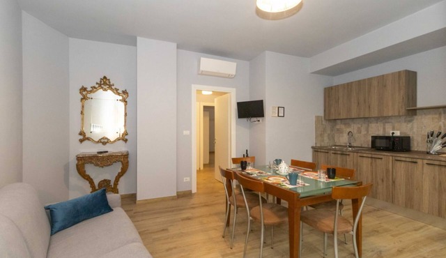 GuestHost - Comfortable apartment of 80 sqm, able to accommodate up to 4 people, located on the ground floor of a building in the Lingotto district. The area is full of all services and well connected thanks to local public transport, a few minutes walk