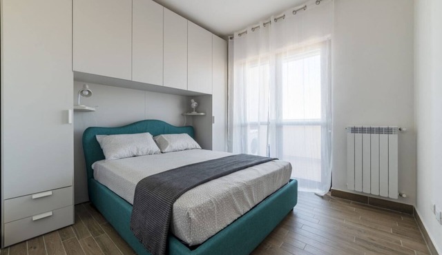 GuestHost - Comfortable apartment located on the sixth floor of a modern residence equipped with a lift.In 40 square meters of space it comfortably accommodates two people with a double bedroom.Located in the Fonte Laurentina district, near the ring road