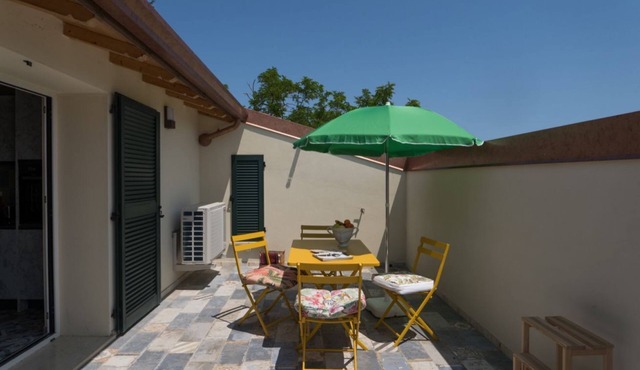 GuestHost - Cozy apartment that hosts up to 4 people, located in a shared villa in the hilly Umbrian countryside. We are in the Ponte Rio hamlet, an extremely quiet and relaxing area in which to stay in close contact with nature but at the same time not