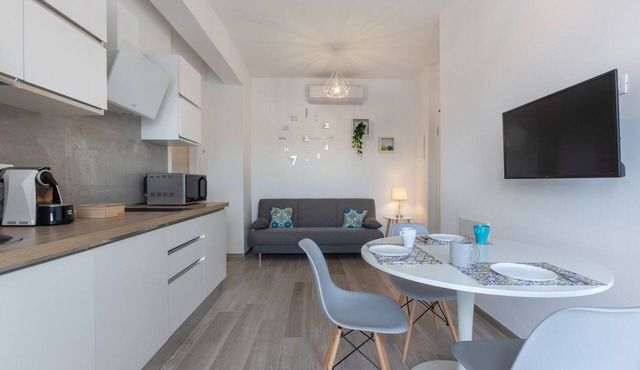 GuestHost - Modern apartment located on the second floor of a building, equipped with a lift (to access it you have to climb 6 steps)45 sqm apartment, with bedroom and bathroom. The whole house is equipped with an internet connection.Essential services s