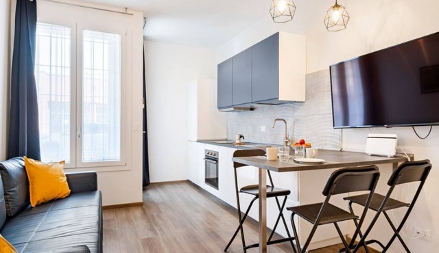 GuestHost - The apartment is located on the ground floor of a building.It comfortably accommodates 3 people in 40 square meters of space, with a double bedroom and a french sofa bed in the living room.The apartment is located a few minutes on foot from F