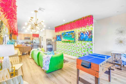 H - Huge NoHo 5BR Family Home by Universal - Games - Balcony - Parking - SoFi